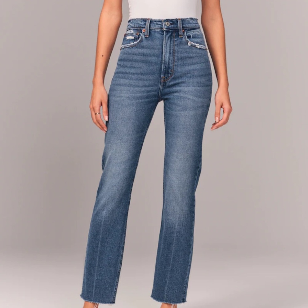 Abercrombie & Fitch The Ankle Straight Ultra High Rise. Size 26. Medium wash.